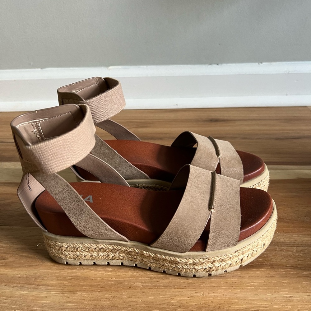 Women’s size 6 platform sandal.